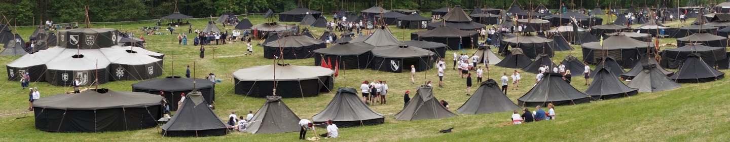 Eine große Ansammlung von Schwarzzelten. Blick auf das Bundeslager 2015
